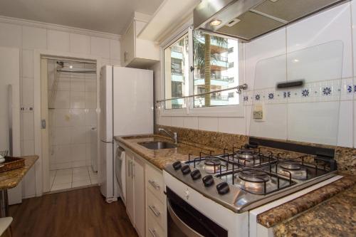 A cozinha ou cozinha compacta de Elegância Clássica 100m da Praia na Rua 3700 P1397