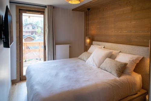 En eller flere senge i et værelse på 2 bedroom apartment with terrace, pool, parking