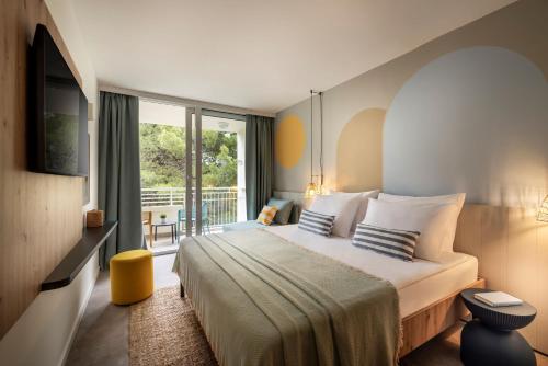 Giường trong phòng chung tại Sunny Rabac by Valamar