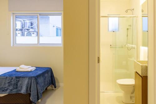 La salle de bains est pourvue d'un lit, d'une douche et de toilettes. dans l'établissement Ap c/ Terraço, 2 quadras da Praia em Itapema P1771, à Itapema