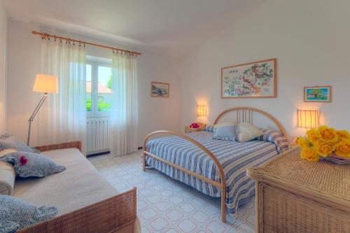 Un dormitorio con 2 camas y una mesa con flores. en Villaggio Turistico Internazionale, en Porto Recanati