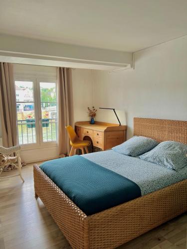 une chambre avec un lit, un bureau et une fenêtre dans l'établissement Hyper centre Lagny/Marne, vue panoramique, à Lagny-sur-Marne