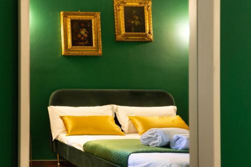 un mur végétal avec un canapé avec deux oreillers dans l'établissement TP Apartment Luxury Colosseum, à Rome