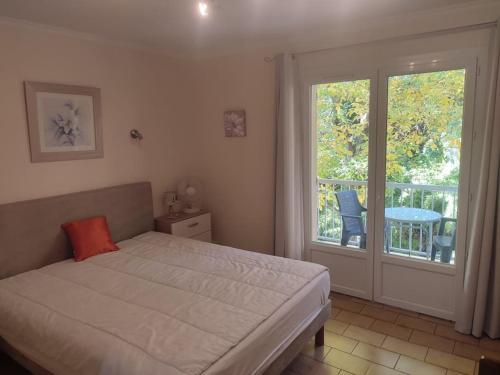 T 1 avec terrasse face rivière à 1 min des thermes