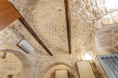 een uitzicht op een gebouw met een stenen muur bij Villetta Giardino dei Trulli in Ostuni