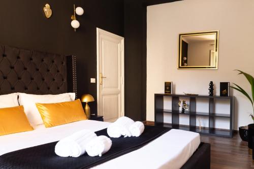 une chambre avec deux lits avec des serviettes dessus dans l'établissement TP Apartment Luxury Colosseum, à Rome