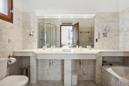 une salle de bain avec un lavabo, une baignoire et des toilettes dans l'établissement Villa Elisabeth, à Fréjus