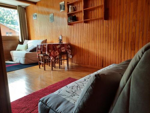 un salon avec un canapé et une table dans l'établissement Studio meublé montagne, à Saint-Léger-les-Mélèzes