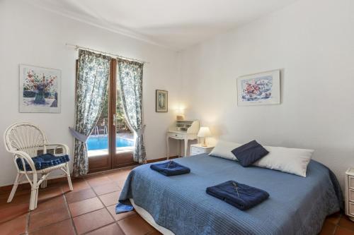 une chambre avec un lit, une fenêtre et un bureau dans l'établissement Villa Elisabeth, à Fréjus