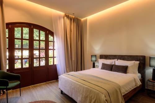 Una cama o camas en una habitación de Arthur Suites in Old Town