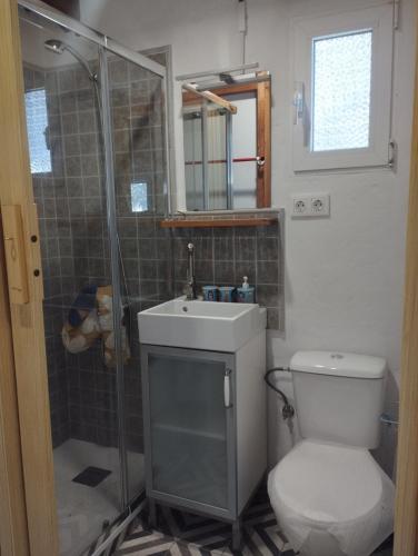 a bathroom with a toilet and a sink and a shower at Casa Yuxiao rincón de tranquilidad in Cádiz