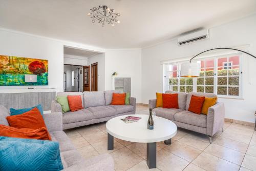 Host Wise - Spacious Family House with Garden