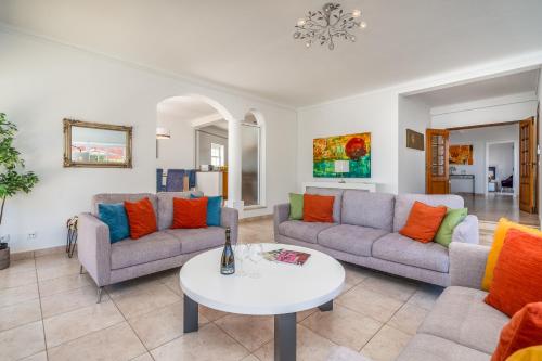 Host Wise - Spacious Family House with Garden
