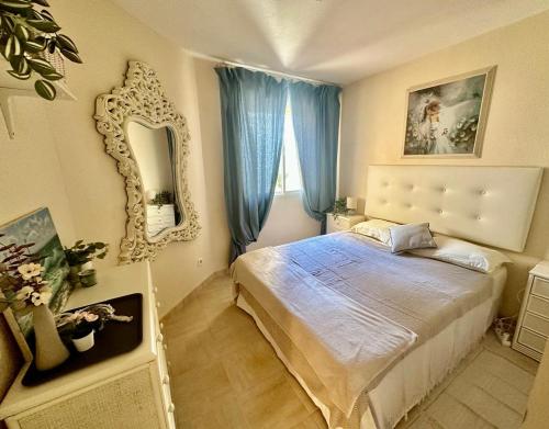 Ένα ή περισσότερα κρεβάτια σε δωμάτιο στο Budget-Apart Caronte in Riviera del Sol, Mijas Costa