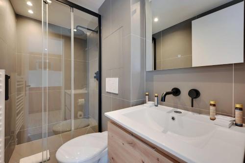 une salle de bain avec un lavabo, des toilettes et une douche dans l'établissement Pleasant and bright apt - 1BD-2P - near Paris, à Aubervilliers