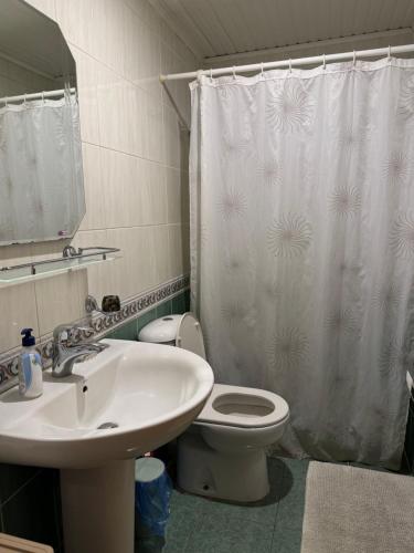 Ένα μπάνιο στο 1 bedroom apartment in the heart of the center