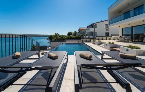 Bazén v ubytování Gorgeous Home In Posedarje With Sauna nebo v jeho okolí