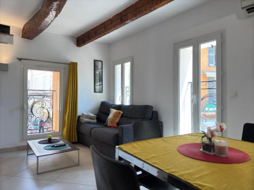 un salon avec un canapé et une table dans l'établissement Studio Meynadier By SCLS Locations, à Cannes