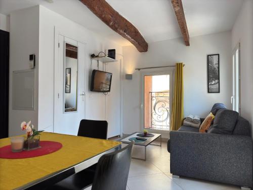 un salon avec une table et un canapé dans l'établissement Studio Meynadier By SCLS Locations, à Cannes