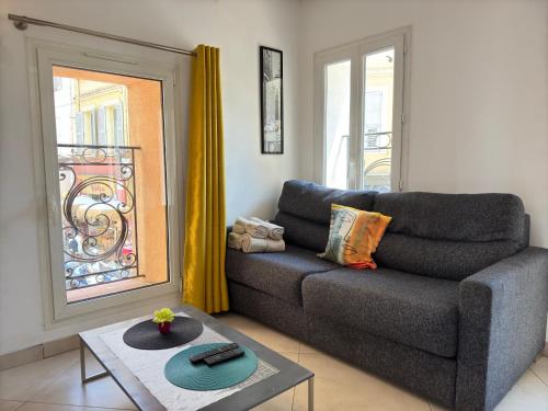 un salon avec un canapé et une table dans l'établissement Studio Meynadier By SCLS Locations, à Cannes