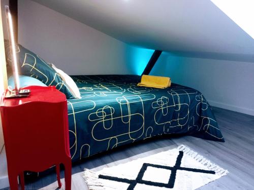 une chambre avec un lit avec une couette bleue dans l'établissement Cocon centre historique, à Bergerac