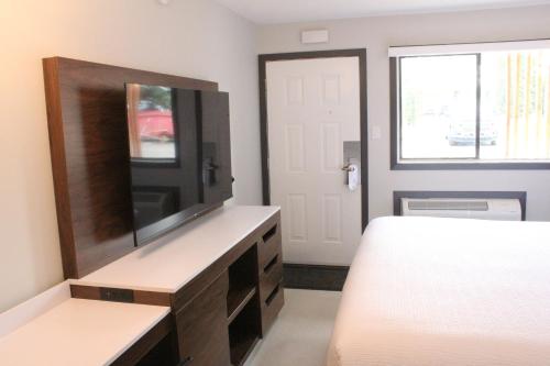 Katil atau katil-katil dalam bilik di Coast Courtenay Hotel