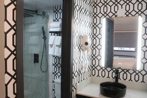Bilik mandi di Coast Courtenay Hotel