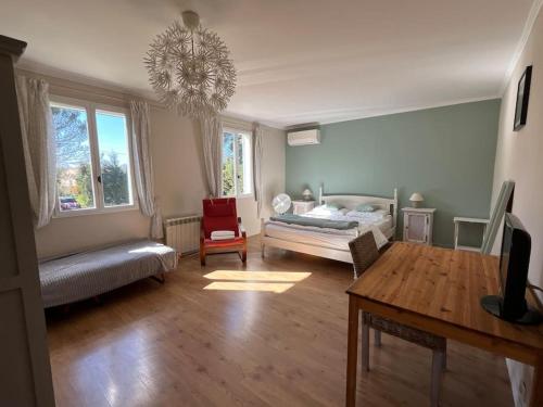 un salon avec un lit et une table dans l'établissement Cinq Terrasses, à Oppède