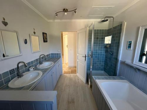 La salle de bains est pourvue de 2 lavabos et d'une douche à l'italienne. dans l'établissement Cinq Terrasses, à Oppède