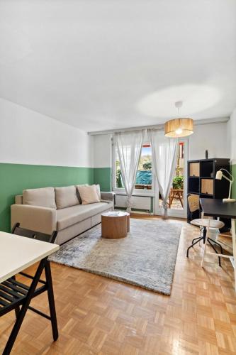 a living room with a couch and a table at Beautiful Boutique Apartment DRAHTZUG8 in Zürich