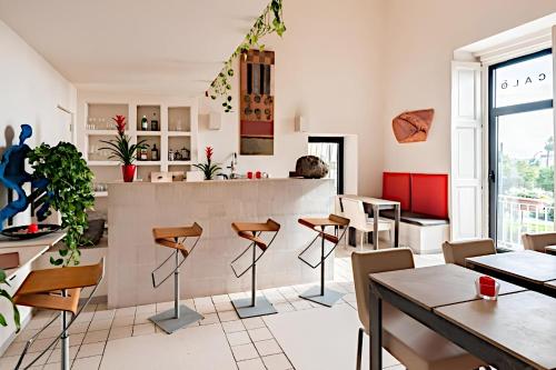 restauracja z barem z krzesłami i stołami w obiekcie Micalò Art Rooms w mieście Neapol