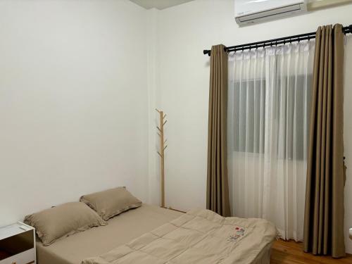 Postel nebo postele na pokoji v ubytování Yipso Residency