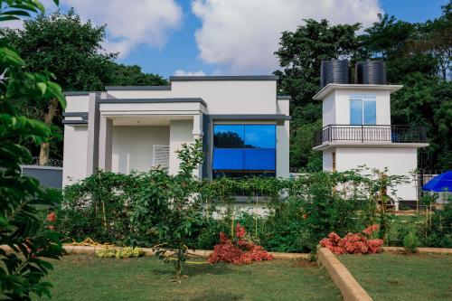 a house with a garden in front of it at Heim Villa in Kahe