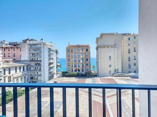 une vue d'une ville depuis un balcon dans l'établissement Nestor&Jeeves - BLEU AZUR VUE MER - Central - Very close sea, à Nice