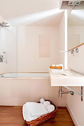 a bathroom with a sink and a bath tub at Micalò Art Rooms in Naples