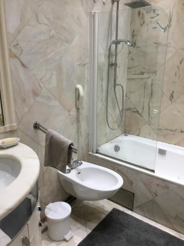 une salle de bain avec une douche, des toilettes et un lavabo dans l'établissement Beautiful Apartment Eiffel Tower, à Paris