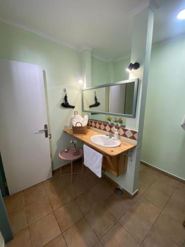 a bathroom with a sink and a mirror at Vacacionales Vegueta in Las Palmas de Gran Canaria