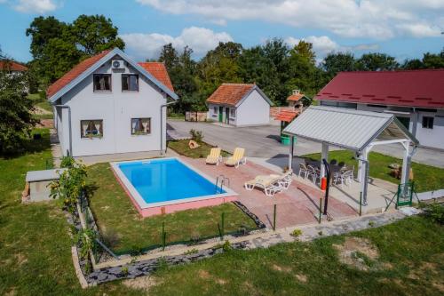 Green Oasis Estate with Private Pool and Backyard near Zagrebの敷地内または近くにあるプール