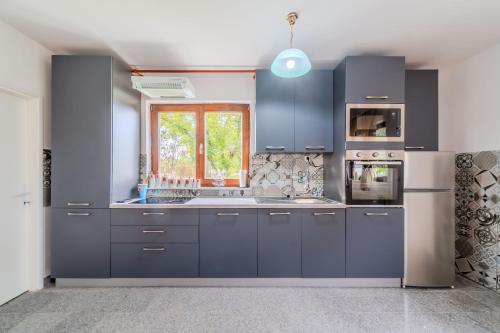 Green Oasis Estate with Private Pool and Backyard near Zagrebにあるキッチンまたは簡易キッチン