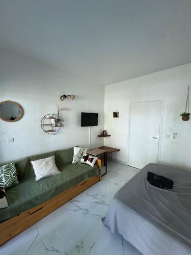 เตียงในห้องที่ Kaz' Kiki Coco