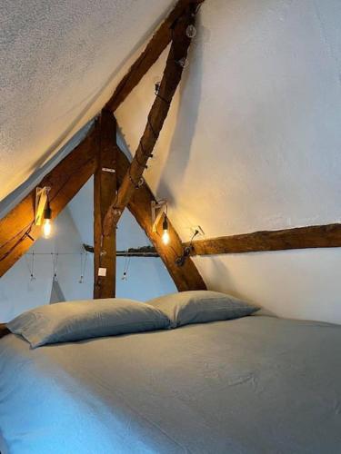 Ce lit se trouve dans un dortoir doté de poutres apparentes. dans l'établissement Solidor - Vue mer à 1 minute de la plage !, à Saint-Malo