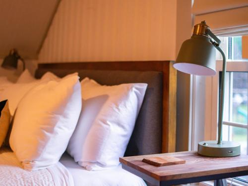 Ein Bett oder Betten in einem Zimmer der Unterkunft Launchpoint Lodge