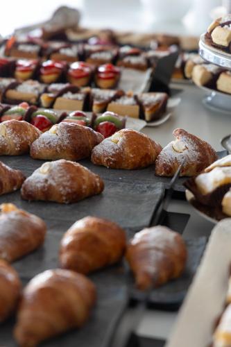 a bunch of muffins and muffins on a tray at Ambasciatori Suite Hotel in Sottomarina