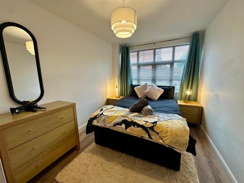 Postel nebo postele na pokoji v ubytování 2br city side apartment