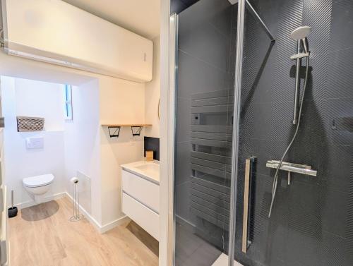 une salle de bain avec douche et toilettes dans l'établissement Havre de paix Maison rénovée avec jardin, à Pornic