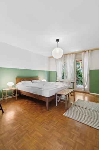a large bedroom with a large bed in a room at Beautiful Boutique Apartment DRAHTZUG8 in Zürich