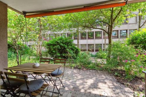 a patio with a table and chairs and a building at Beautiful Boutique Apartment DRAHTZUG8 in Zürich