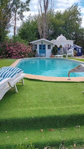 une piscine dans la cour d'une maison dans l'établissement Le chalet, à Peynier