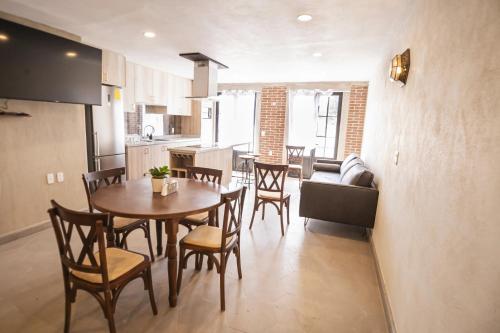 a kitchen and dining room with a table and chairs at Descubre el lujo en el alma de San Miguel Allende in San Miguel de Allende