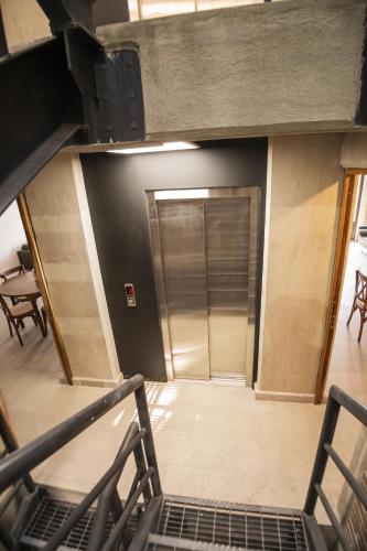 an empty hallway with a door in a building at Descubre el lujo en el alma de San Miguel Allende in San Miguel de Allende